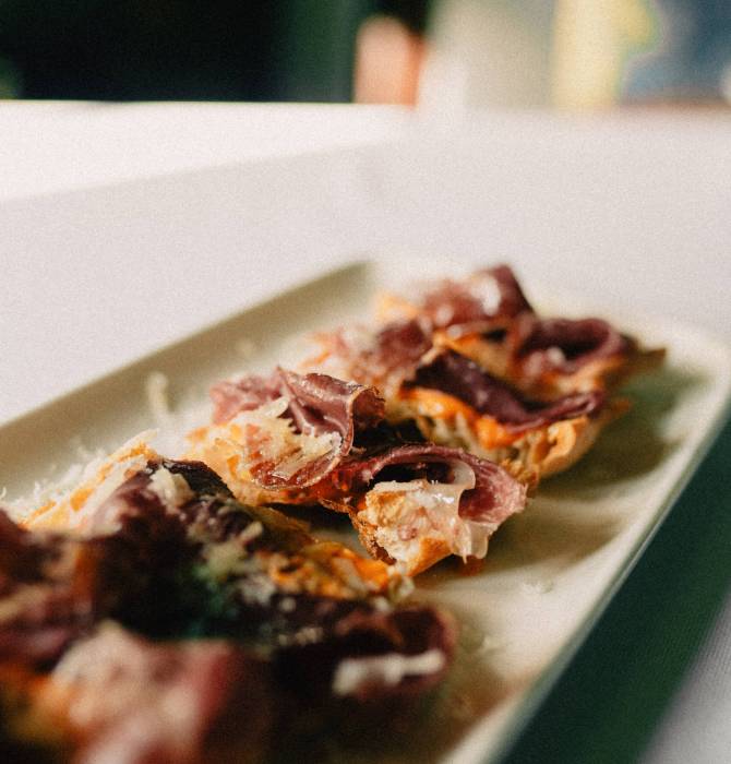 tostas-cecina-parmesano-crema-tomate-almudaina-cordoba
